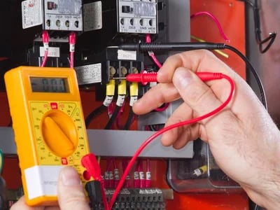 Die Rolle der Fachkräfte bei der Prüfung elektrischer Anlagen