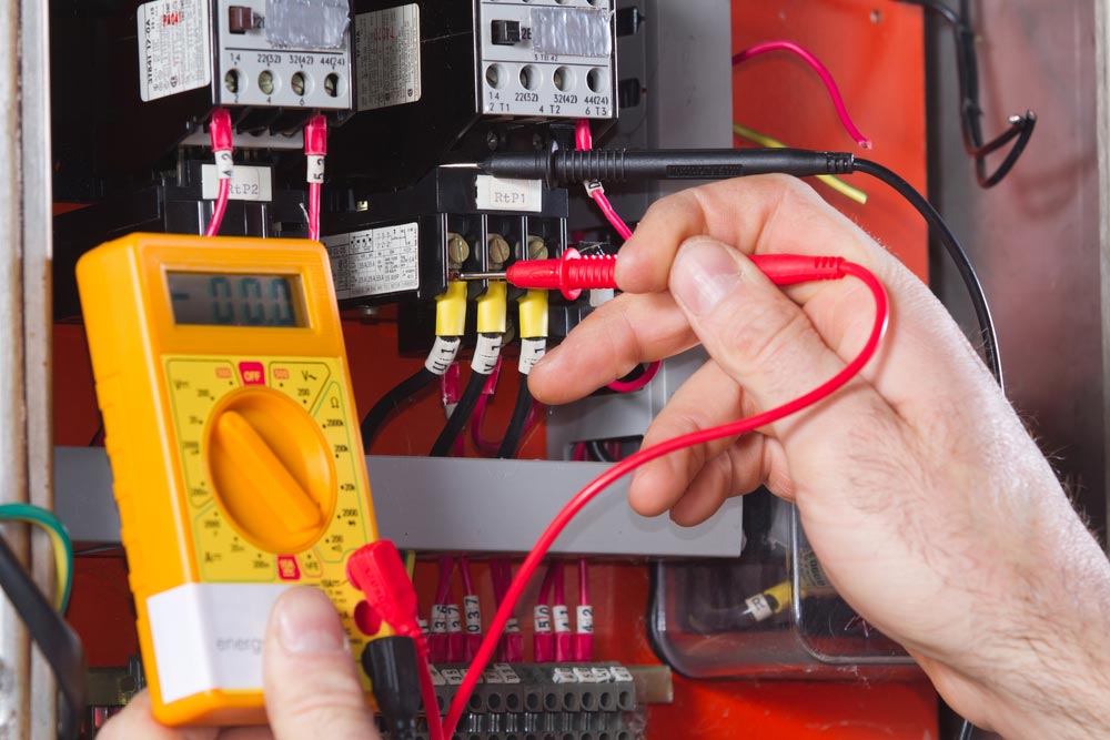 Die Rolle der Fachkräfte bei der Prüfung elektrischer Anlagen