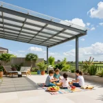 Moderne Terrassenüberdachung mit Familie bei Nachmittagspicknick.